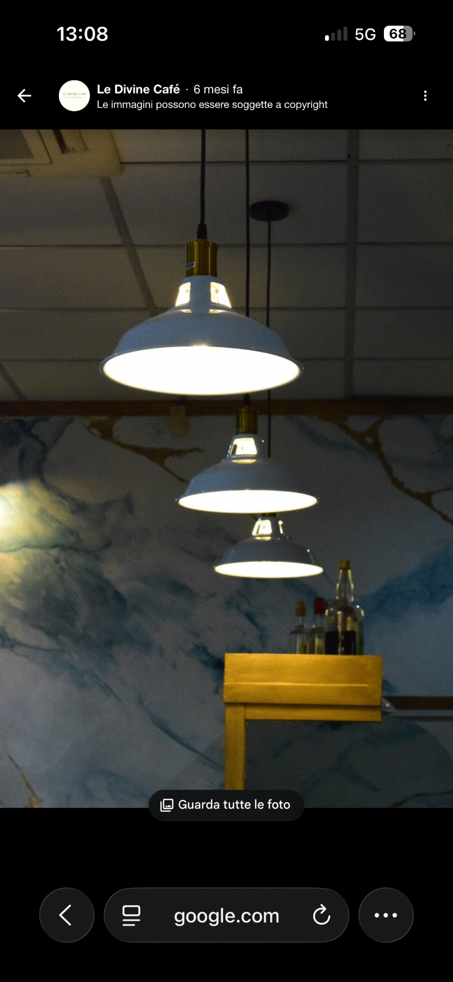 Dettaglio delle lampade e parete in marmo