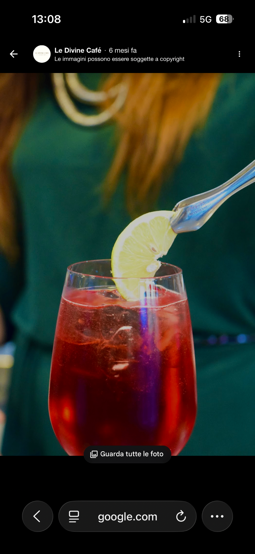 Cocktail rosso con fetta di limone